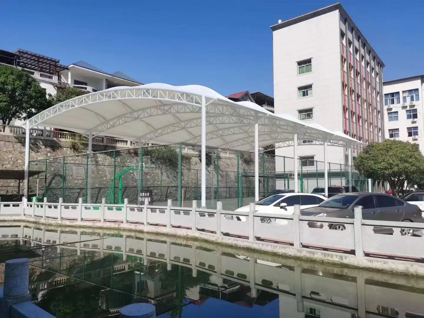 贵州龙里园区停车棚总在漏水生锈?源头膜结构厂家:按本地气候选材,避开三大坑