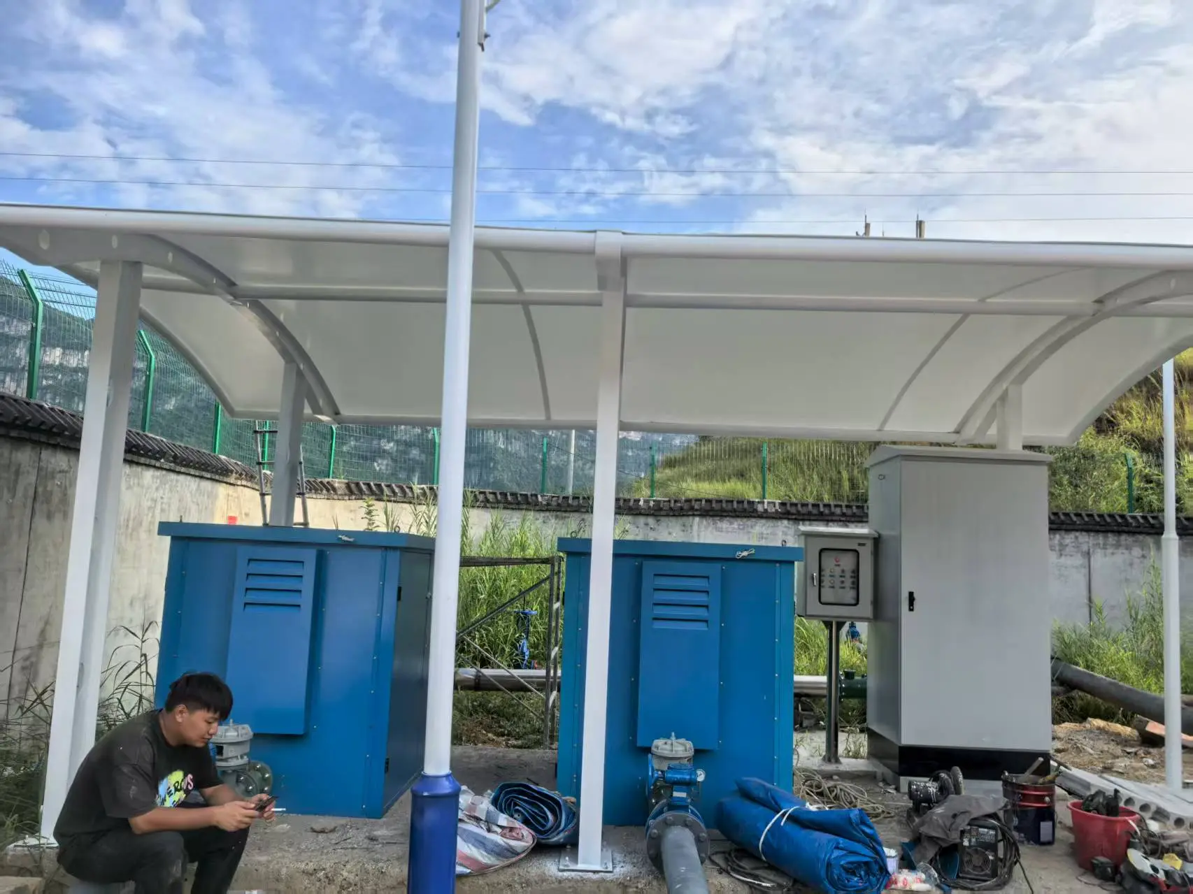 贵州龙里膜结构棚怎么选？多雨高湿山区，避开低价铁皮棚与劣质膜材坑