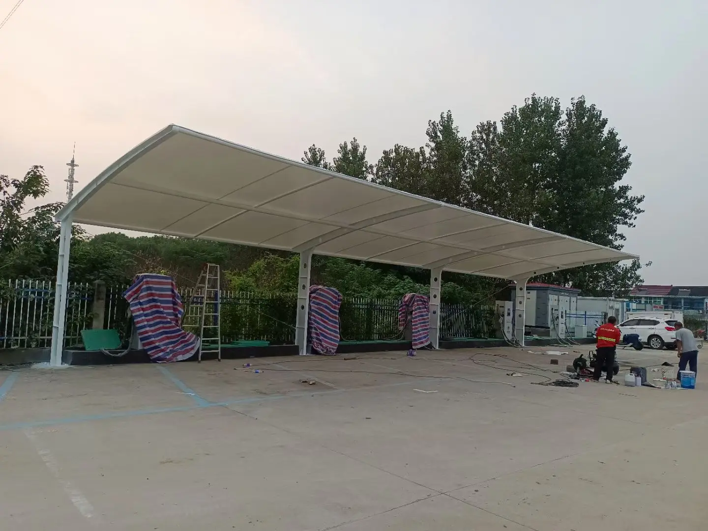 贵州龙里膜结构工程科普：山地多雨强紫外线环境，停车棚选材别只看低价